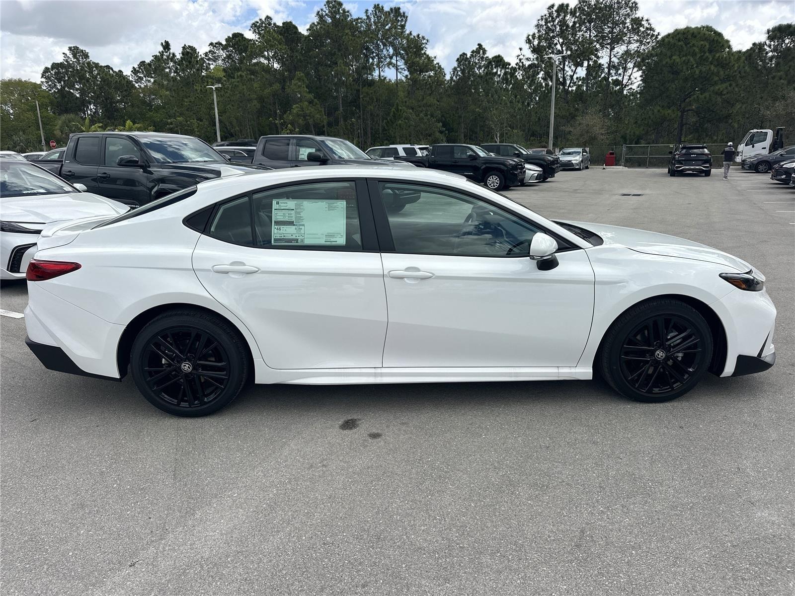 Toyota Camry Se - Thumbnail 4