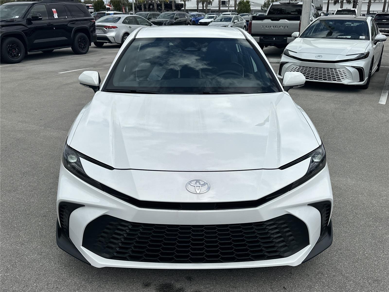 Toyota Camry Se - Thumbnail 2