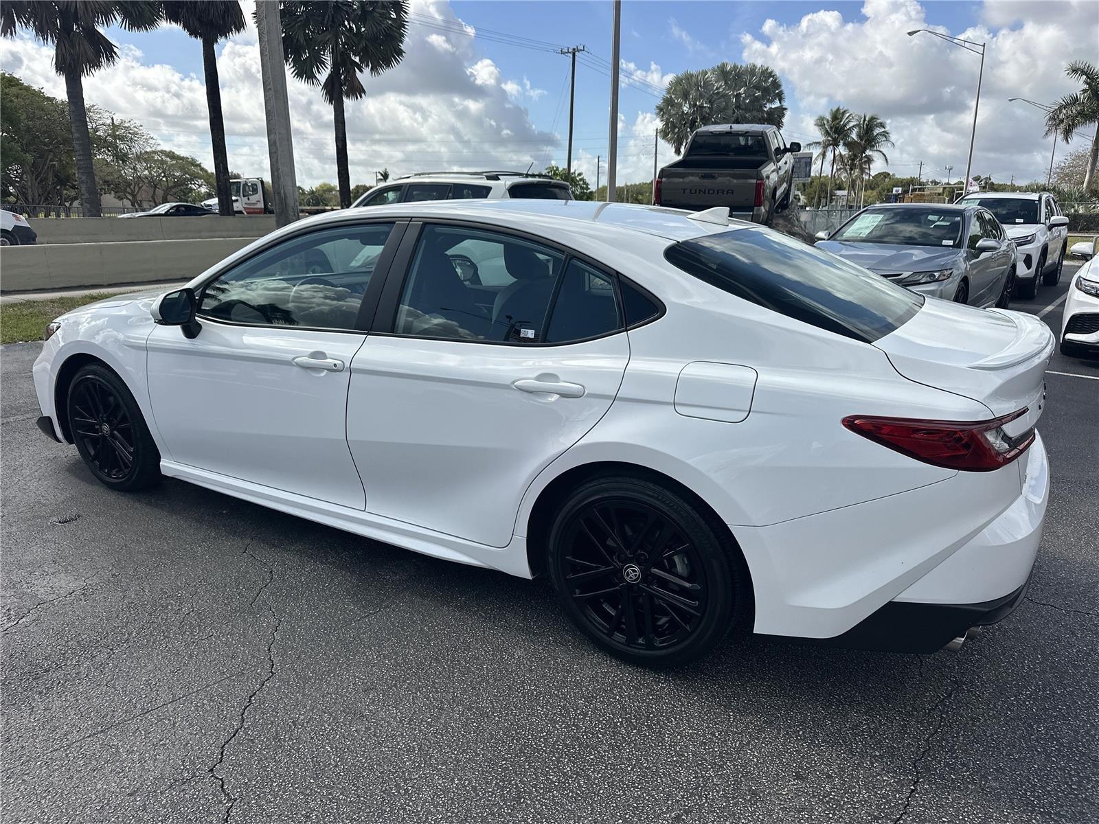 Toyota Camry - Thumbnail 8