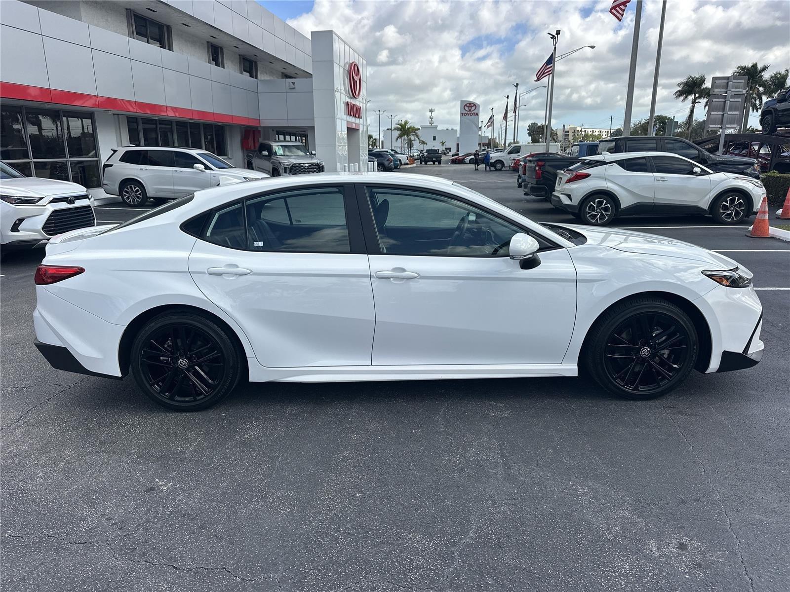 Toyota Camry - Thumbnail 5