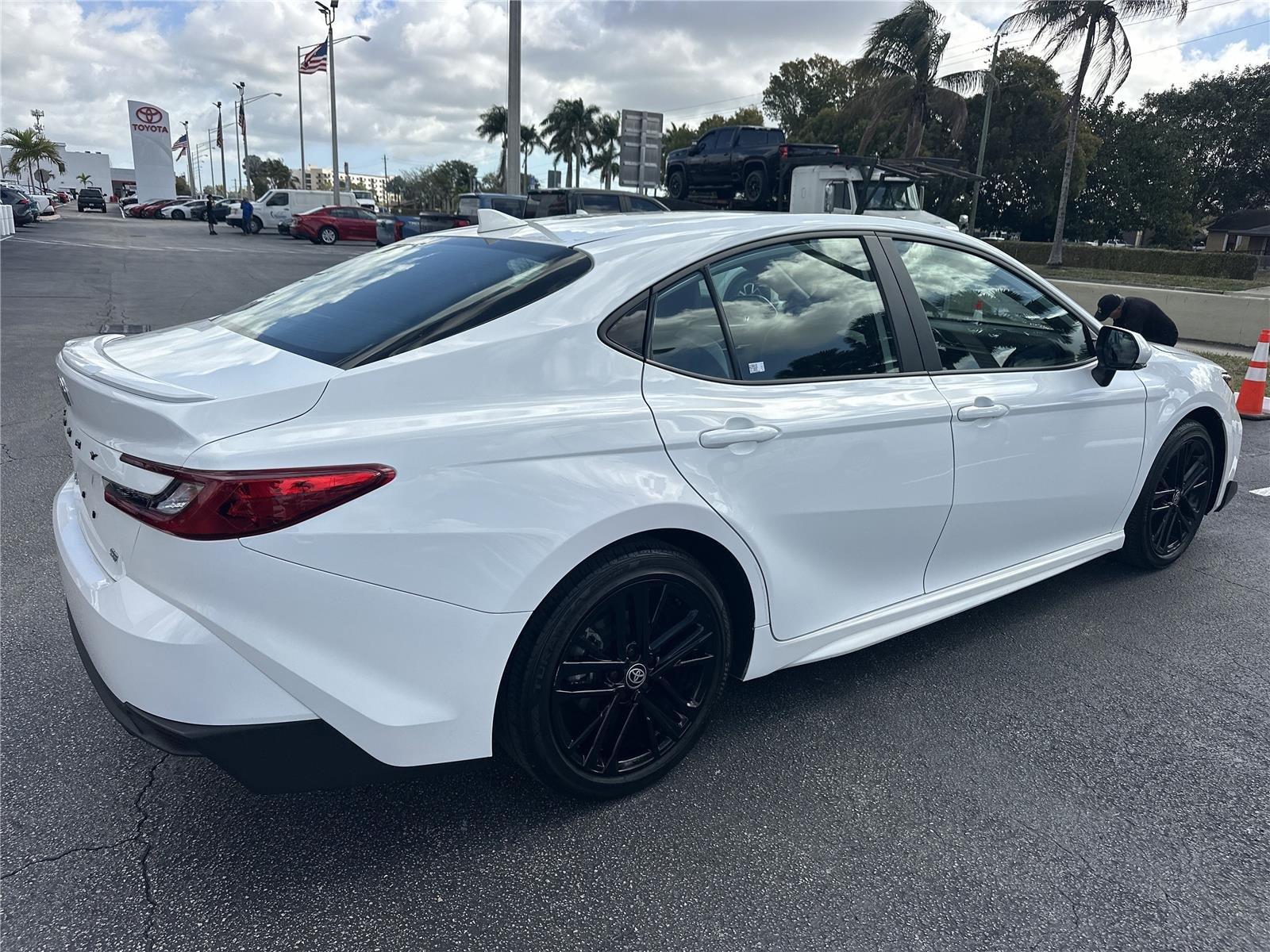 Toyota Camry - Thumbnail 6