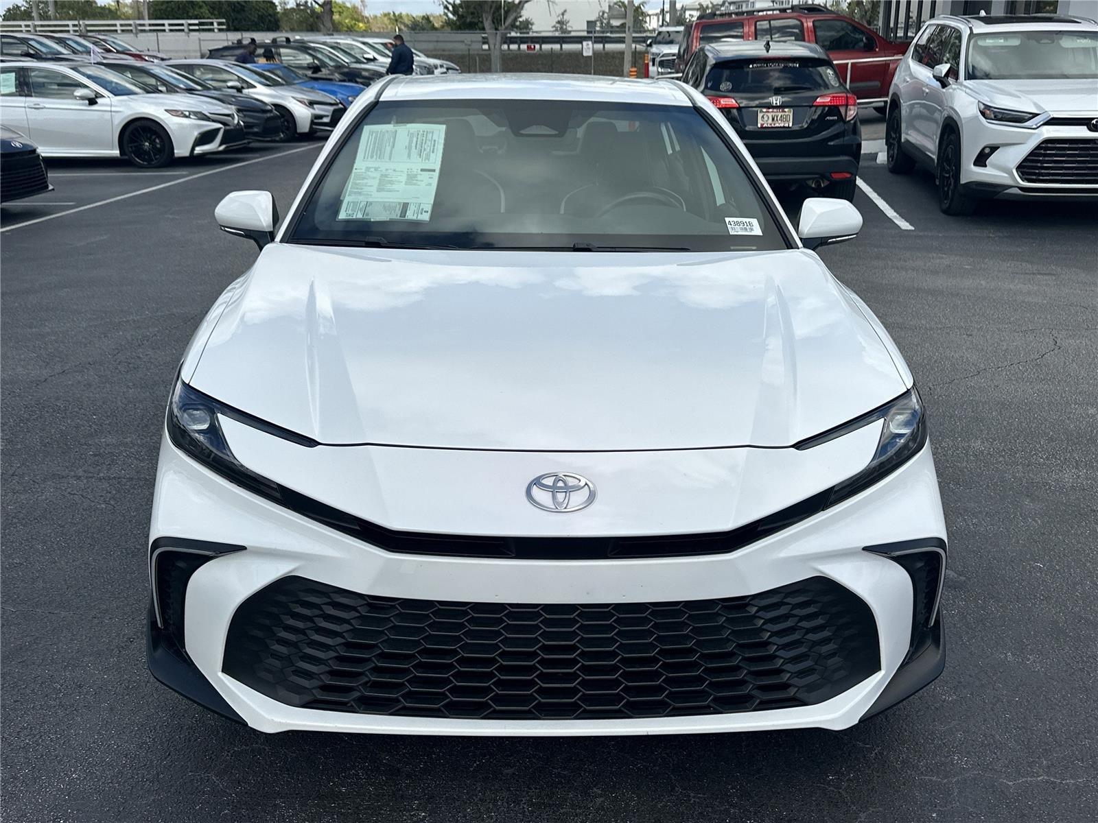 Toyota Camry - Thumbnail 3