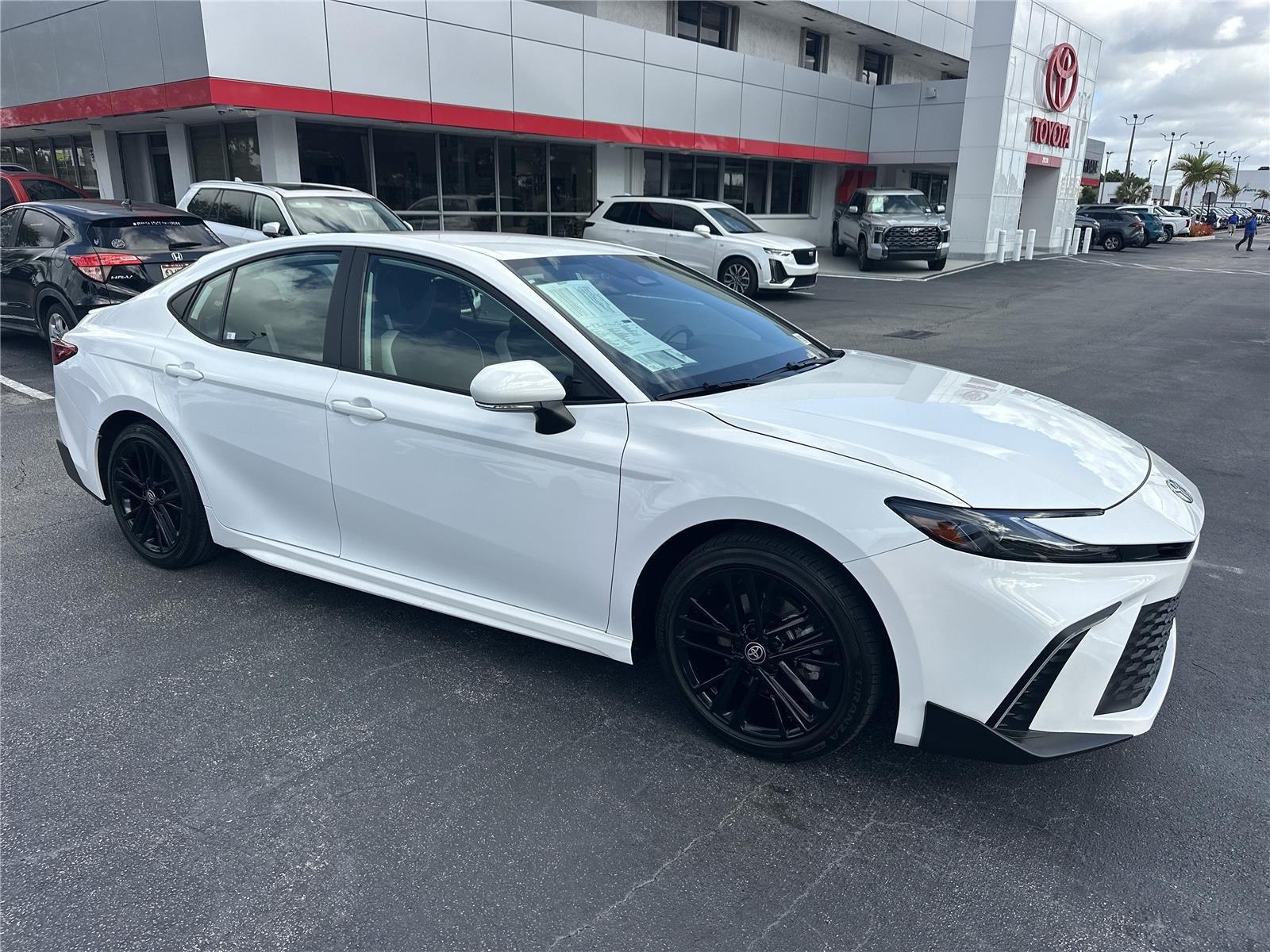 Toyota Camry - Thumbnail 4