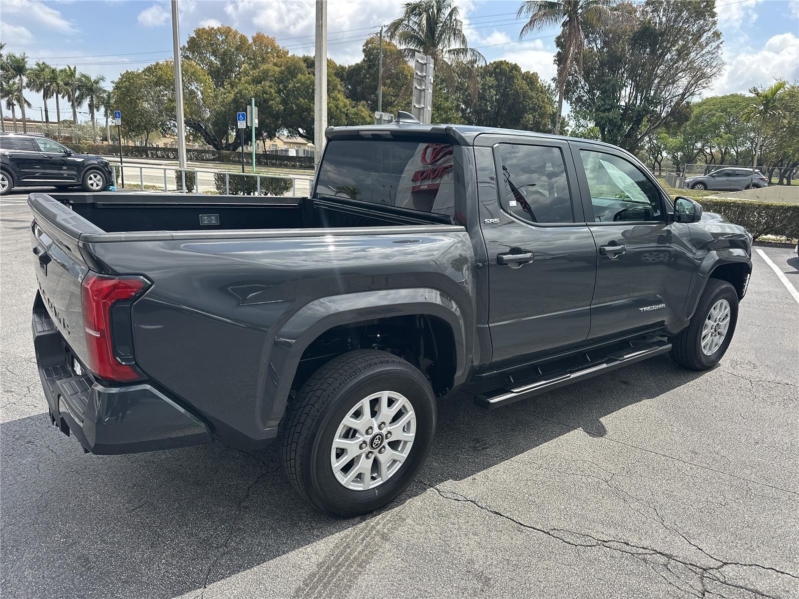 Toyota Tacoma - Thumbnail 6