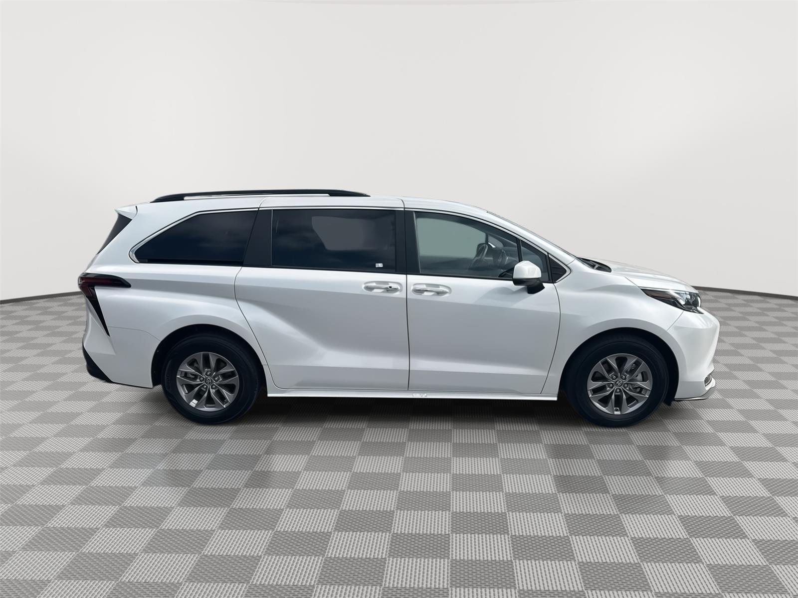 Toyota Sienna Xle Frontwheeldrive - Thumbnail 5