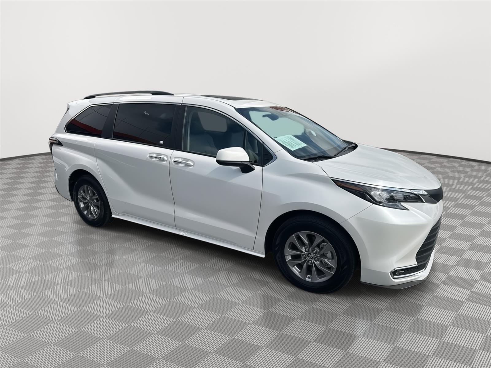 Toyota Sienna Xle Frontwheeldrive - Thumbnail 4