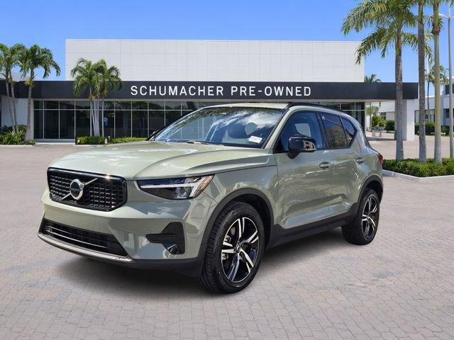 Volvo Xc40 B5 Core With Navigation & Awd - Thumbnail 4