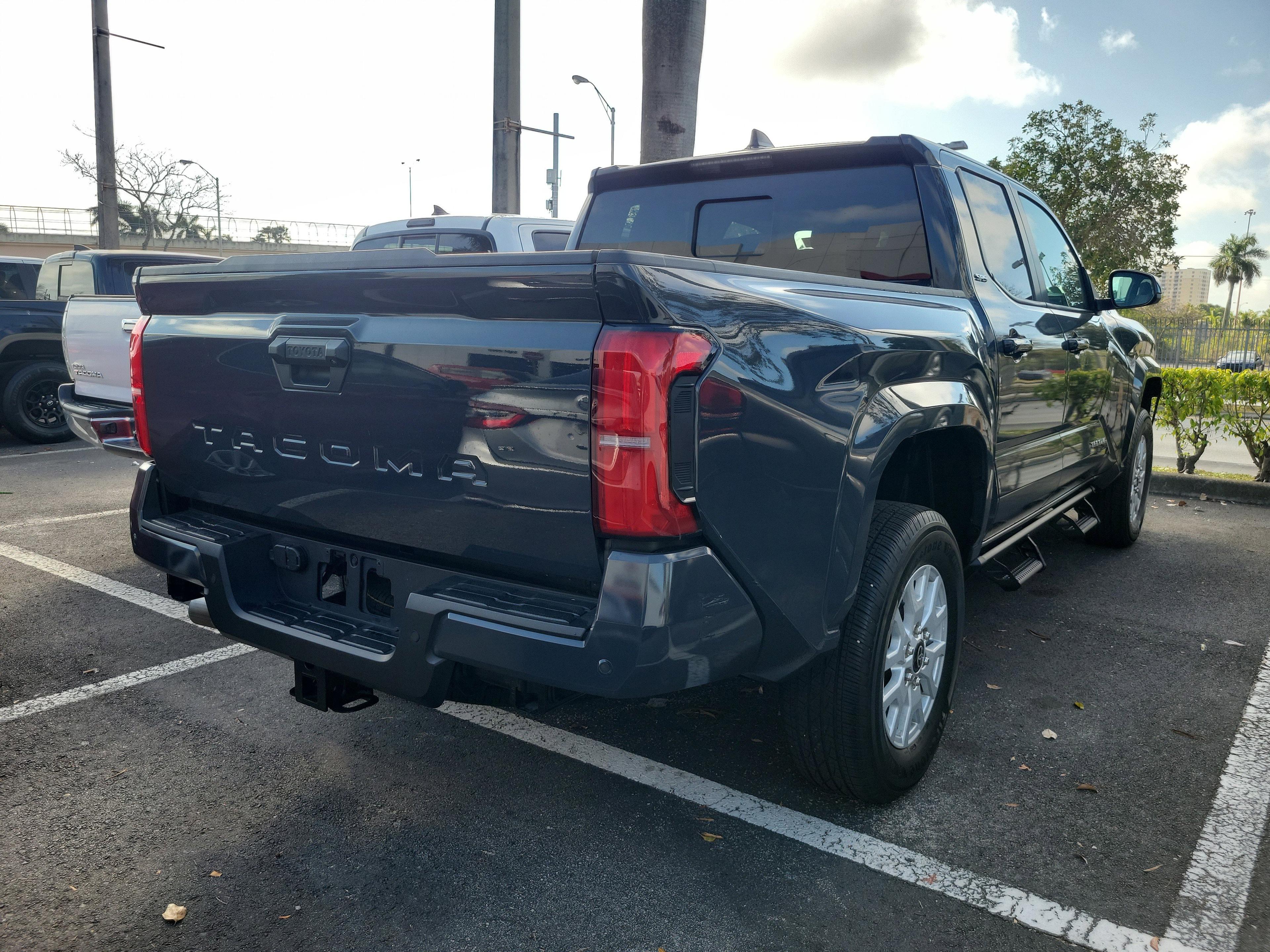 Toyota Tacoma 2Wd Sr5 Rwd Crew Cab - Thumbnail 5