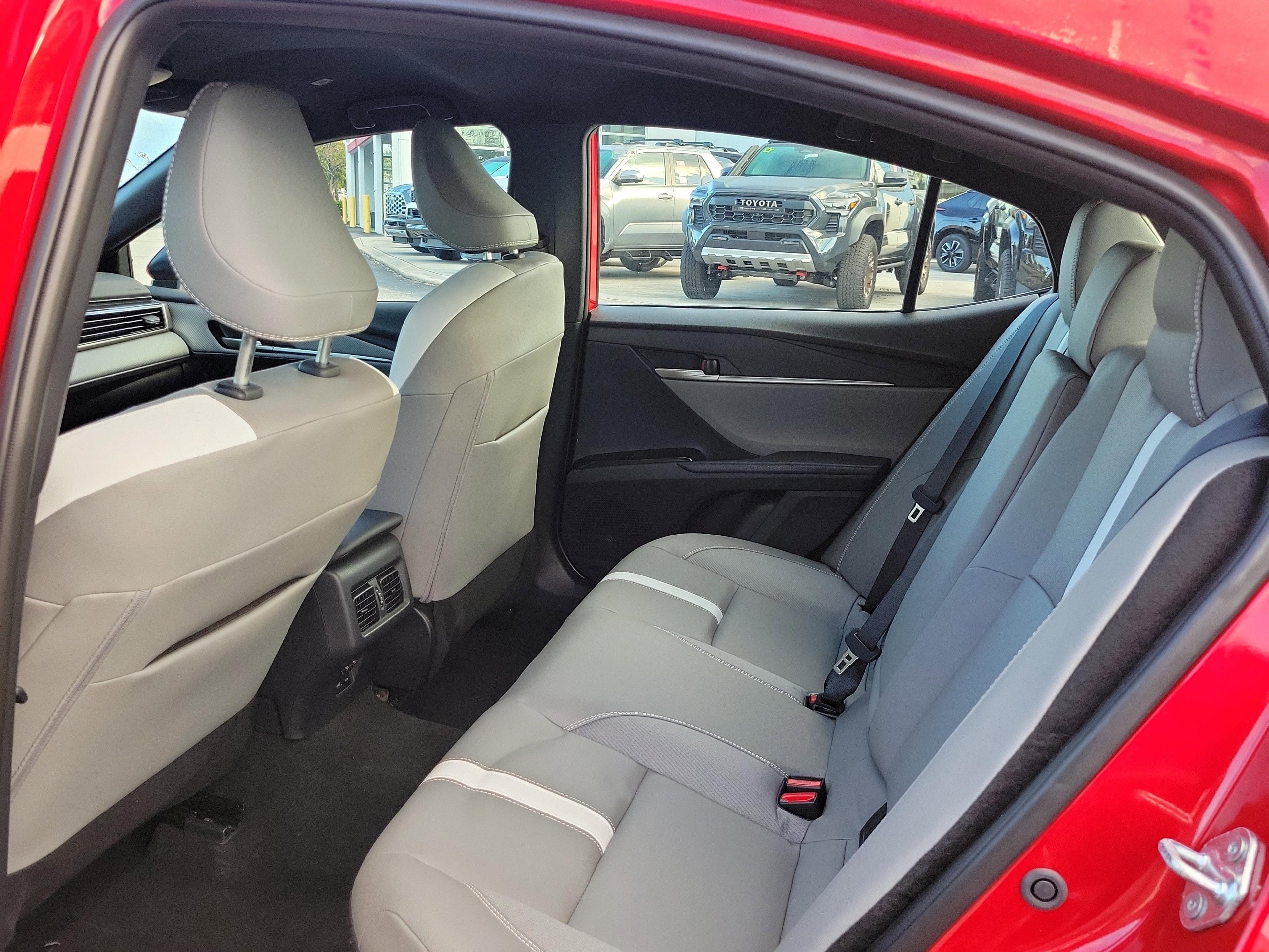 Toyota Camry Se Fwd - Thumbnail 11