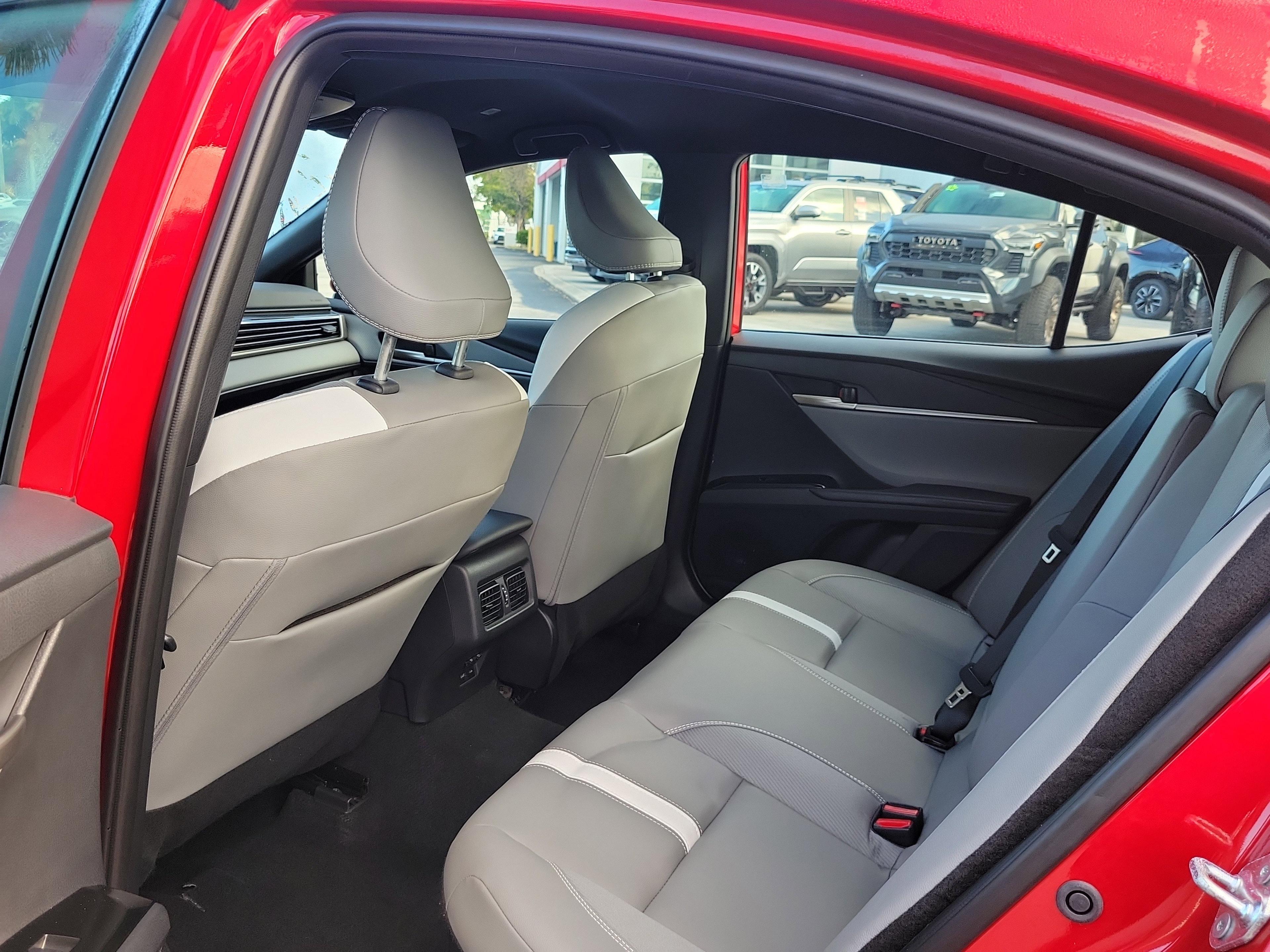 Toyota Camry Se Fwd - Thumbnail 10