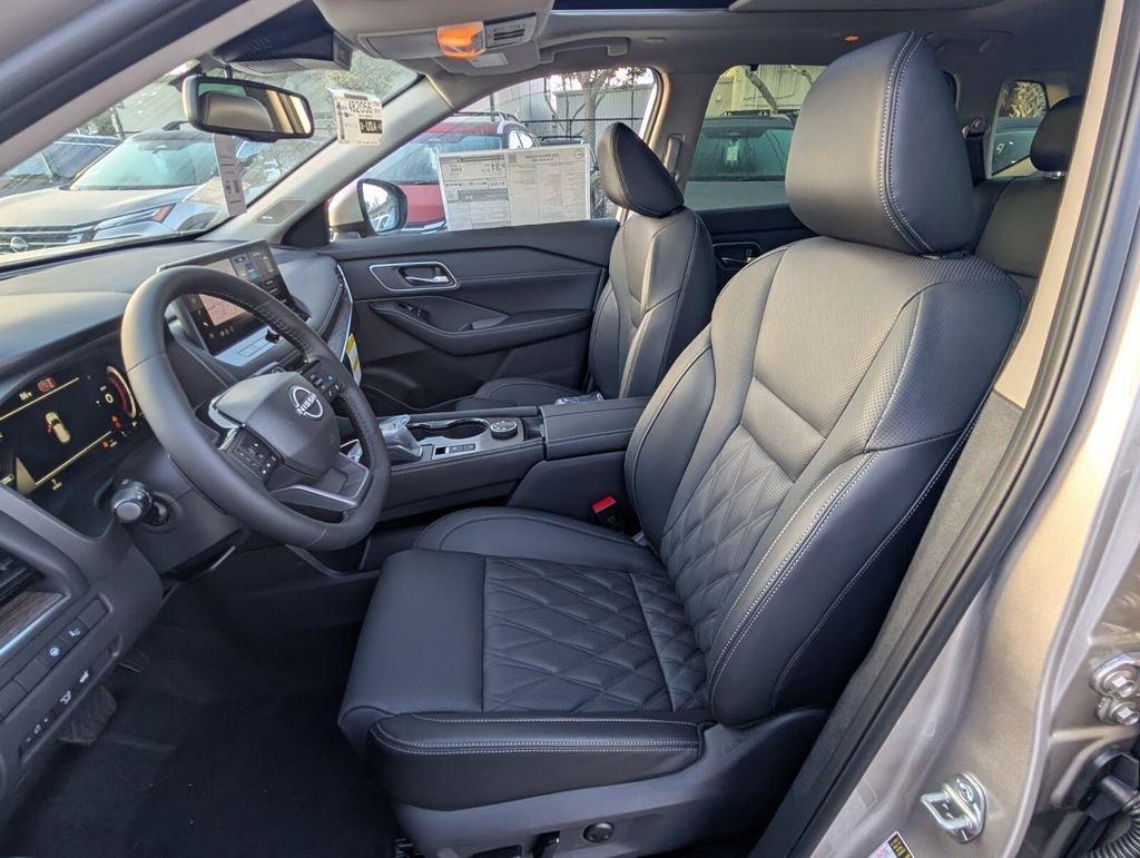 Nissan Rogue Platinum - Thumbnail 11