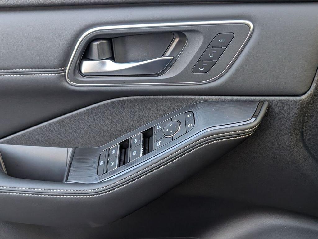 Nissan Rogue Platinum - Thumbnail 14