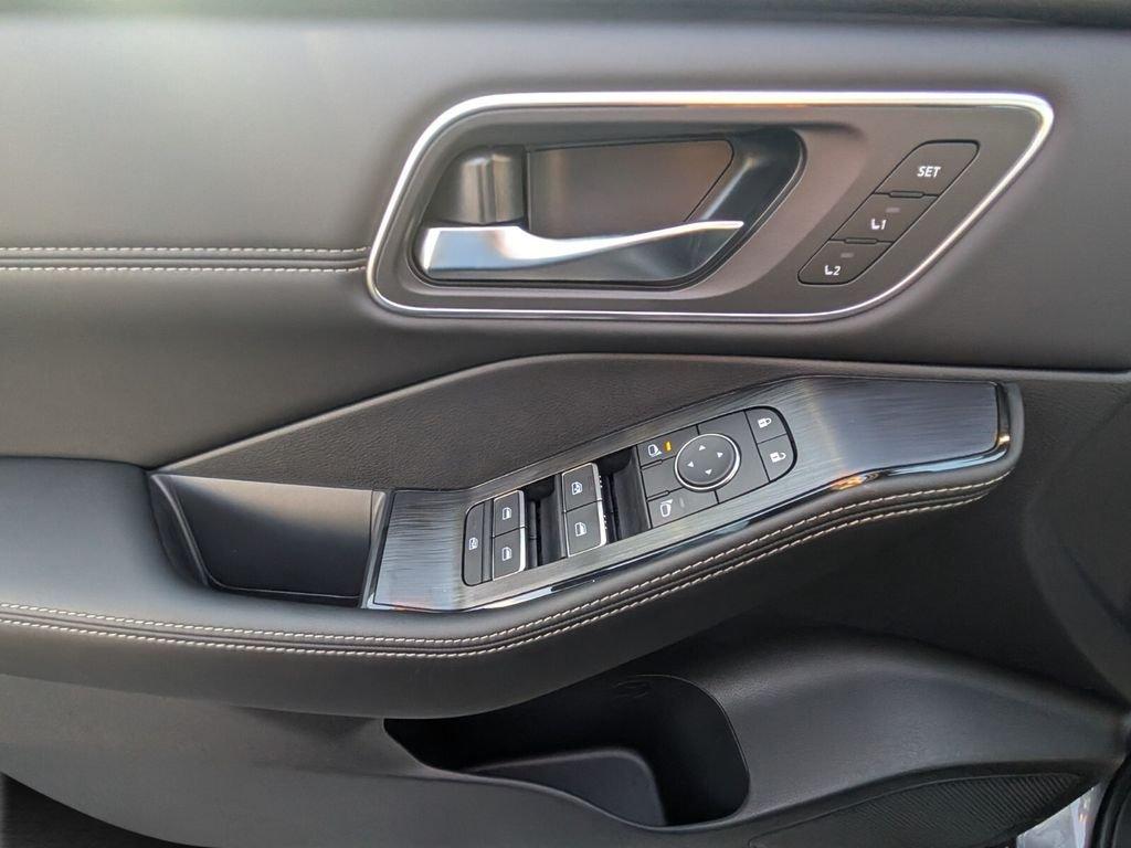 Nissan Rogue Platinum - Thumbnail 9