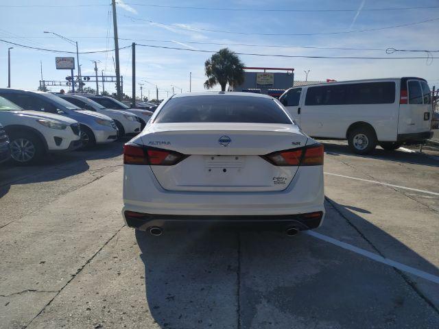 Nissan Altima - Thumbnail 4