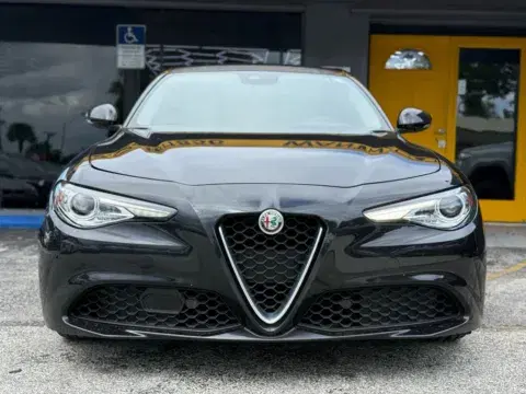 Alfa Romeo Giulia Ti Sedan 4D - Thumbnail 3