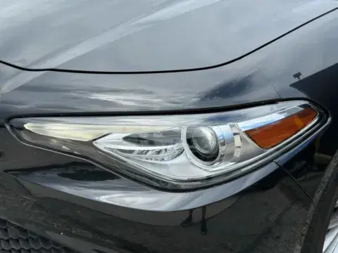 Alfa Romeo Giulia Ti Sedan 4D - Thumbnail 6