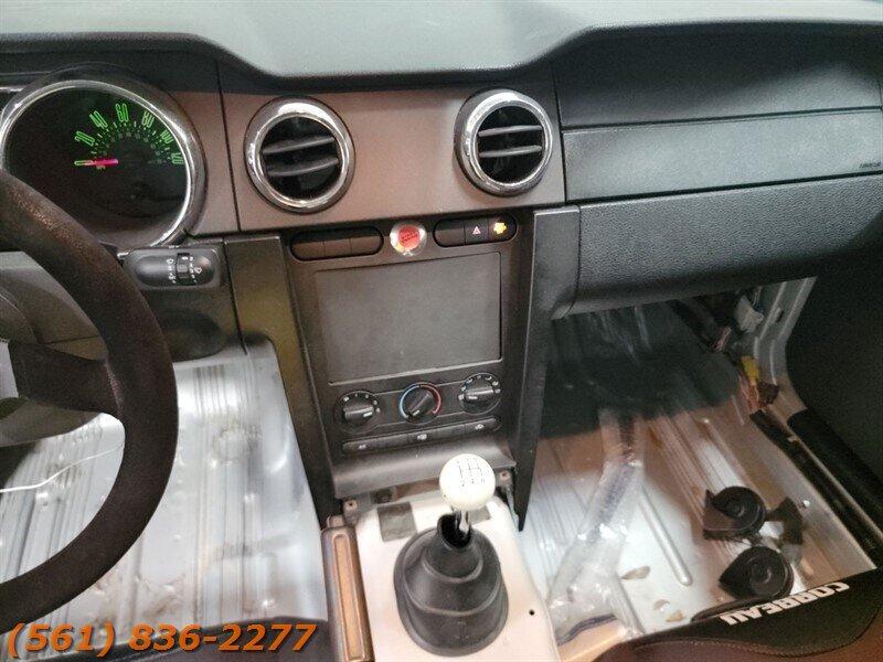 Ford Mustang V6 Deluxe - Thumbnail 11