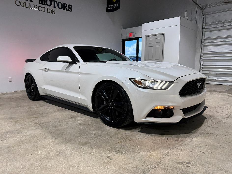 Ford Mustang Ecoboost - Thumbnail 2