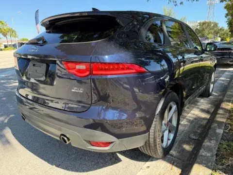 Jaguar F-Pace 35T Premium Sport Utility 4D - Thumbnail 4