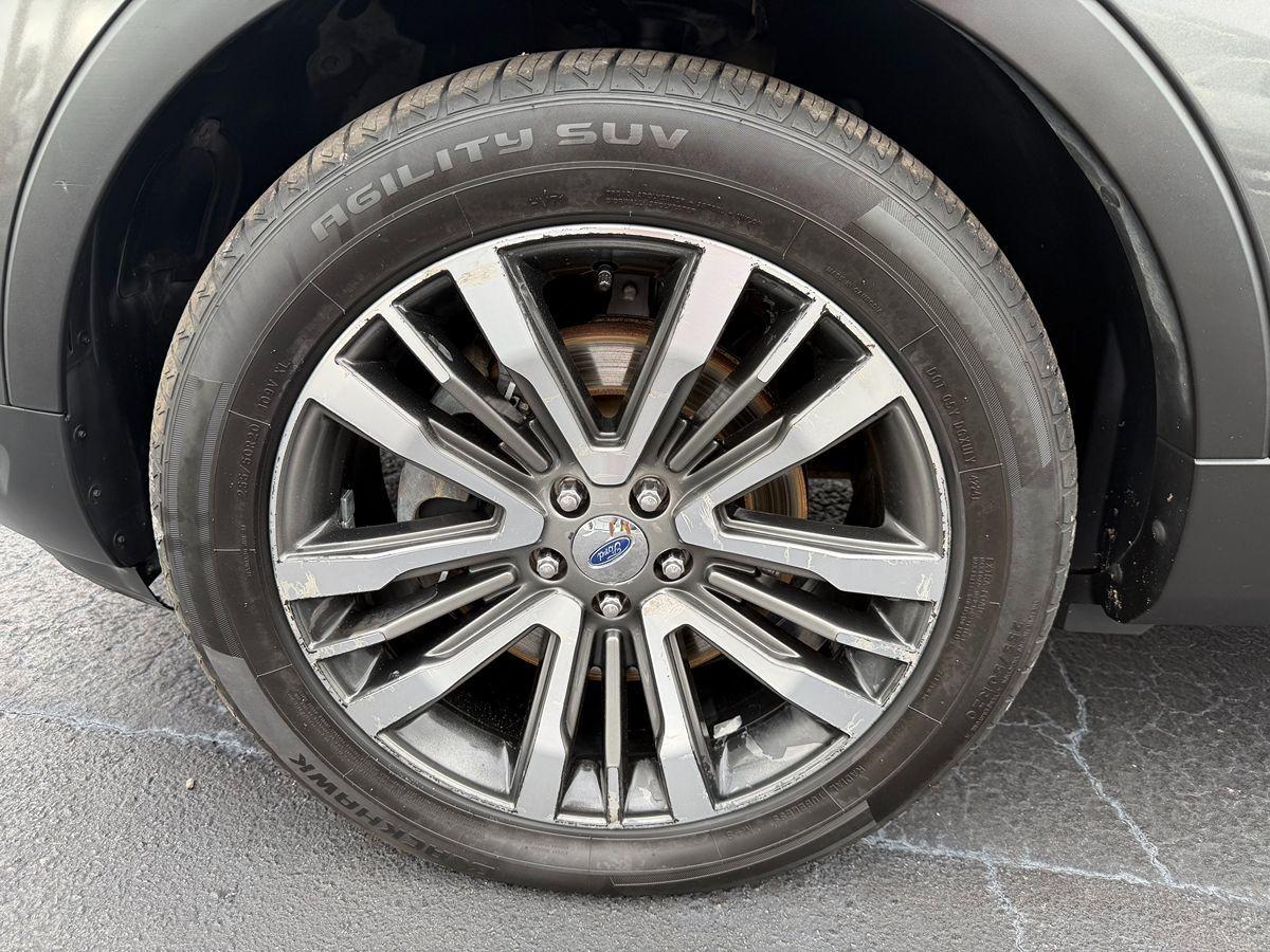 Ford Explorer Platinum - View 1