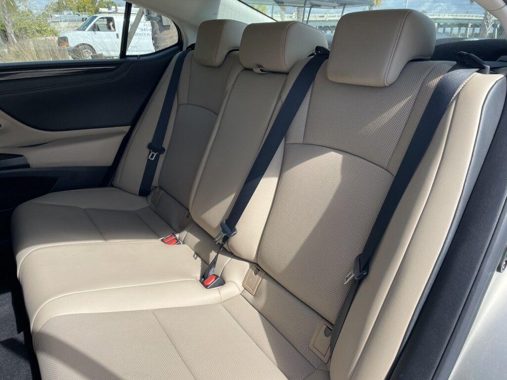 Lexus ES - Thumbnail 11