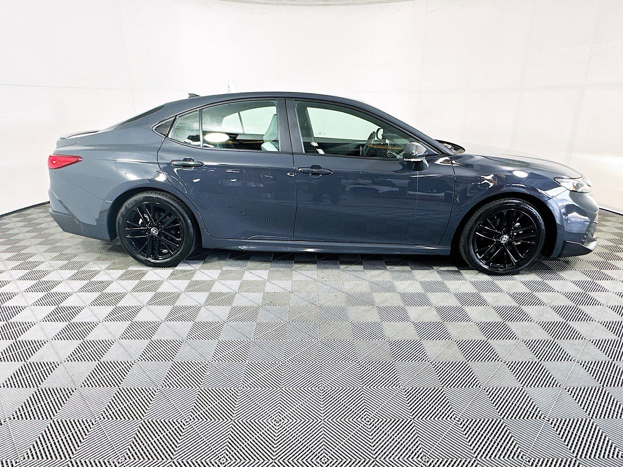 Toyota Camry Se Fwd 4Dr Car - Thumbnail 3