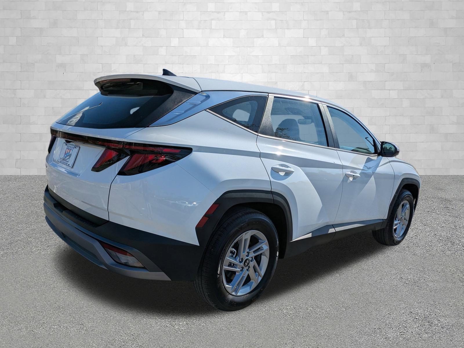 Hyundai Tucson Se Fwd Front Wheel Drive Sport Utility - Thumbnail 3