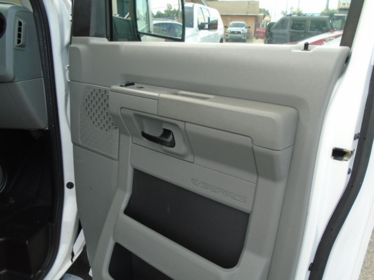 Ford Econoline Cargo Vane-250 Commercial - Thumbnail 12