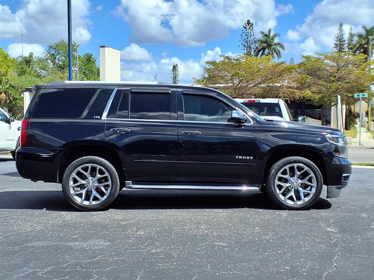 Chevrolet Tahoe - Thumbnail 3