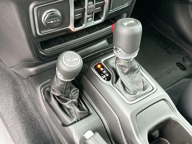 Jeep Wrangler Sahara With Navigation & 4Wd - Thumbnail 13