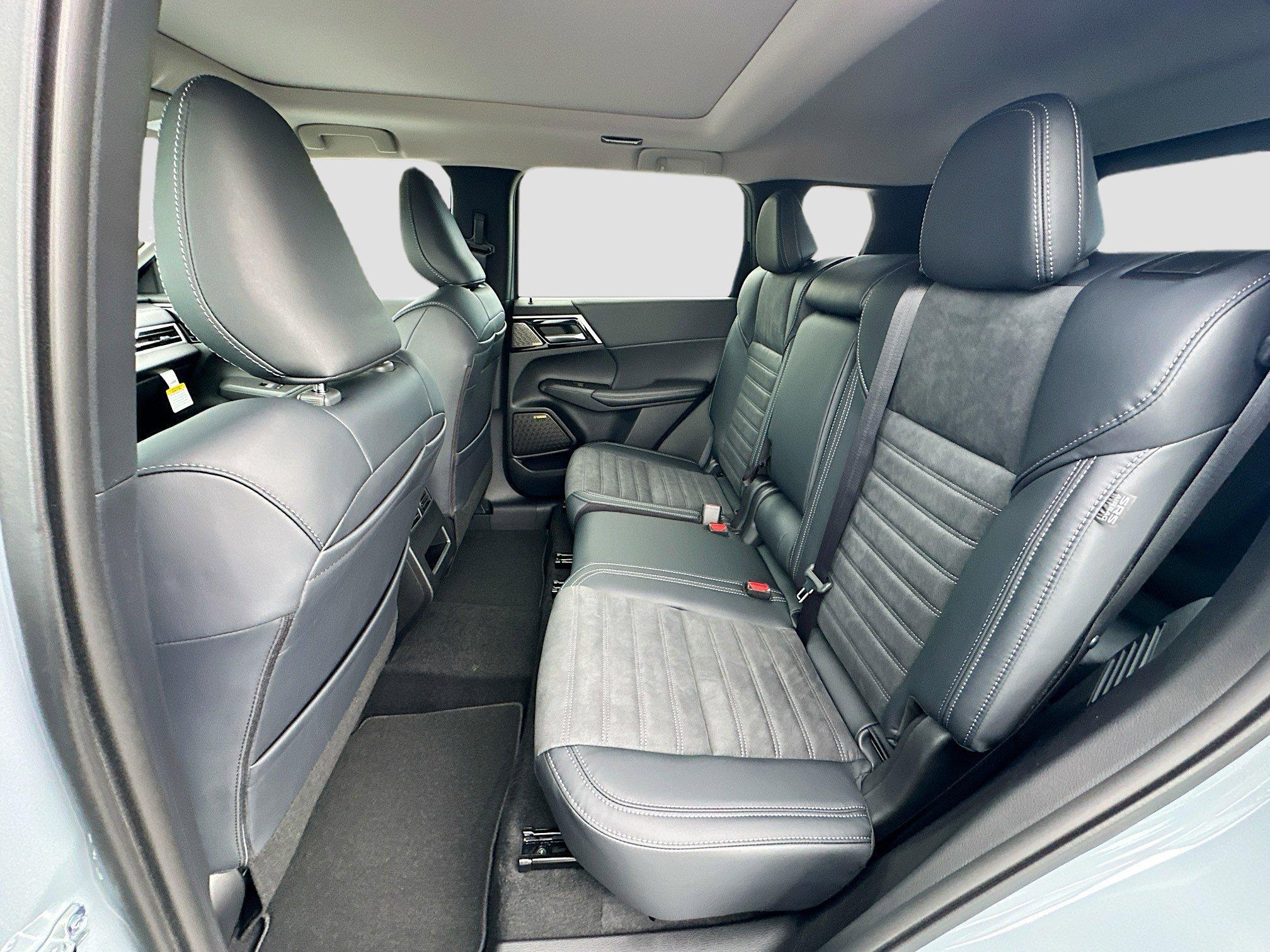 Mitsubishi Outlander Se With Navigation - Thumbnail 18