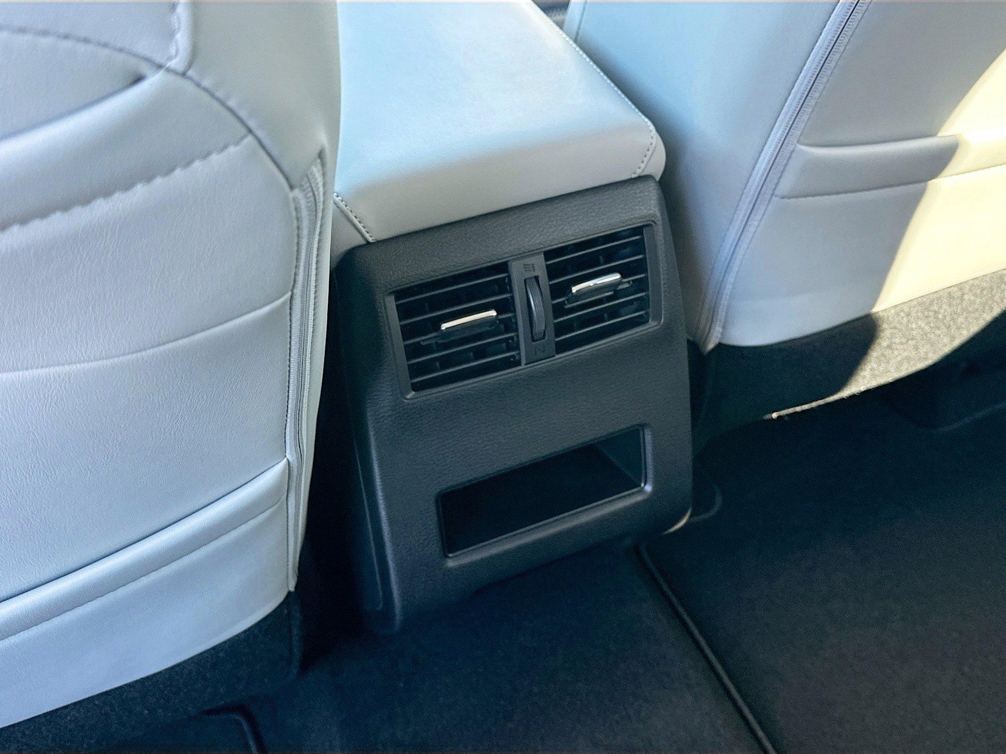 Mitsubishi Outlander Se With Navigation - Thumbnail 20