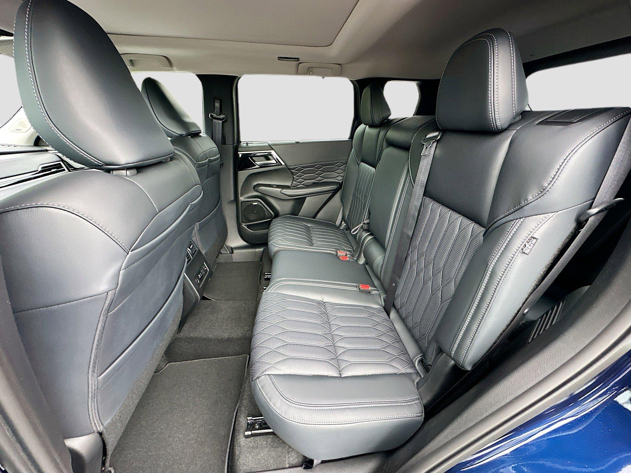 Mitsubishi Outlander Sel With Navigation - Thumbnail 18