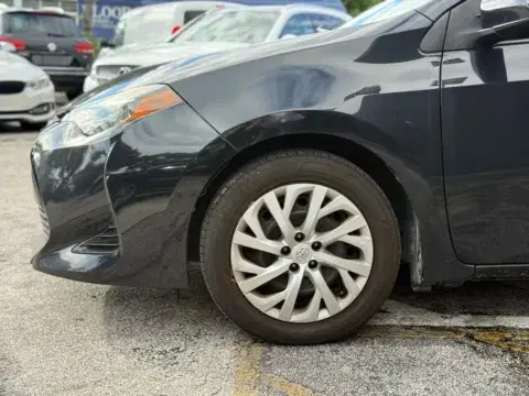 Toyota Corolla Le Sedan 4D - Thumbnail 5