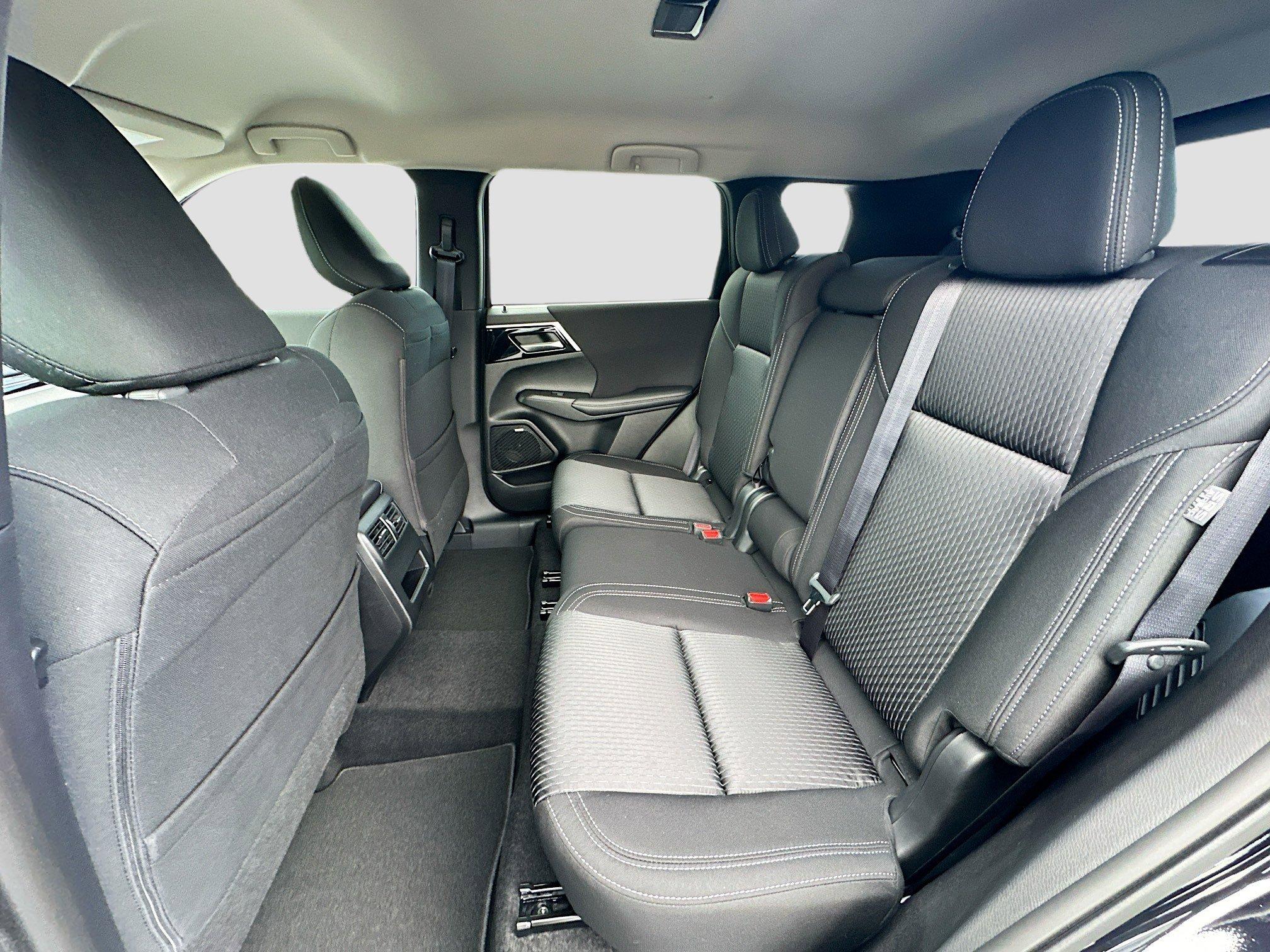 Mitsubishi Outlander Es With Navigation - Thumbnail 18