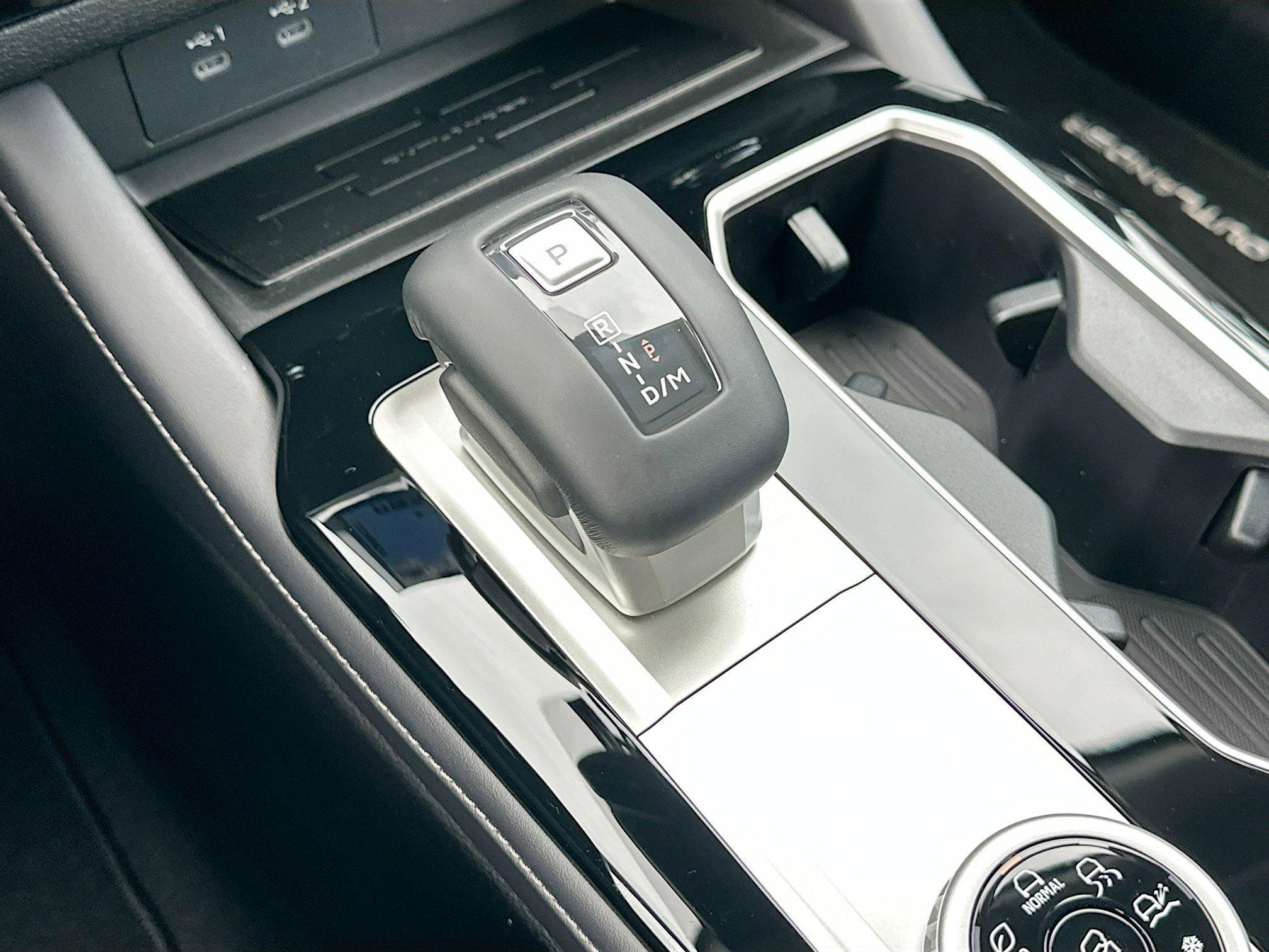 Mitsubishi Outlander Se With Navigation - Thumbnail 13