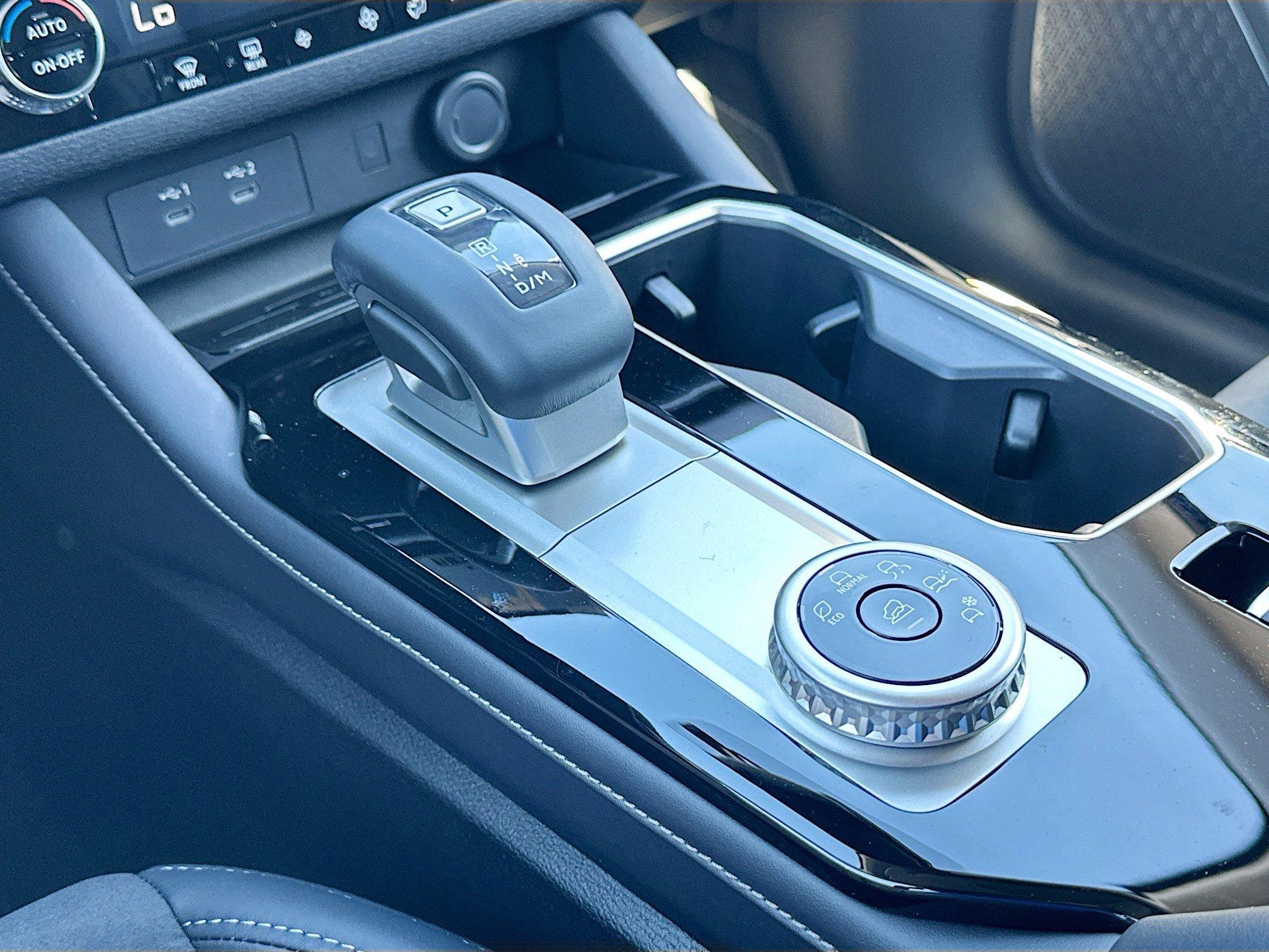 Mitsubishi Outlander Se With Navigation - Thumbnail 13