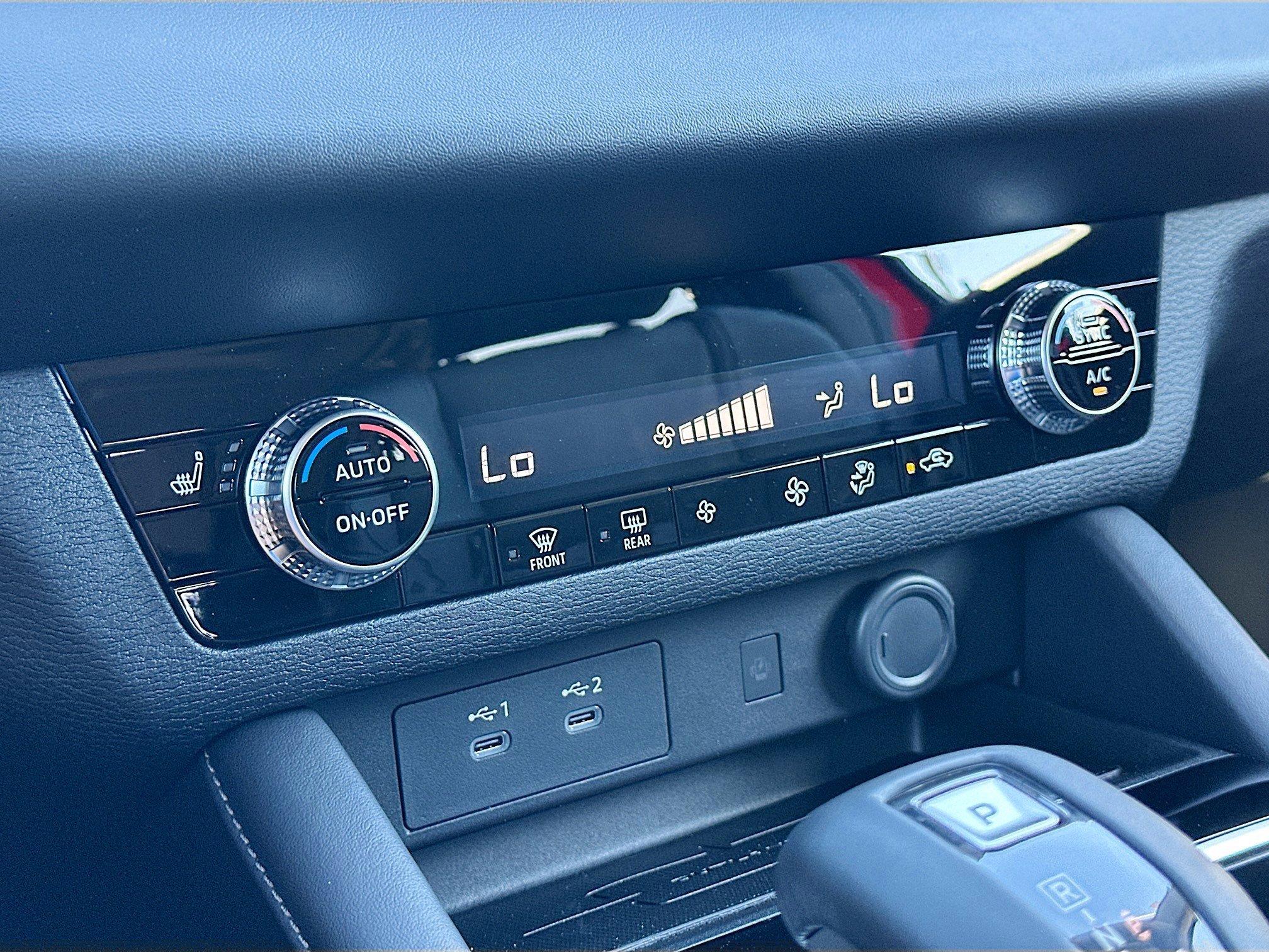 Mitsubishi Outlander Se With Navigation - Thumbnail 12