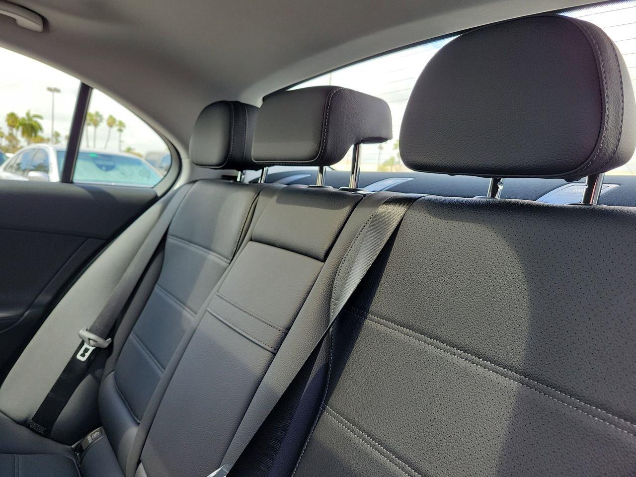 Mercedes-Benz C 300 - Thumbnail 11