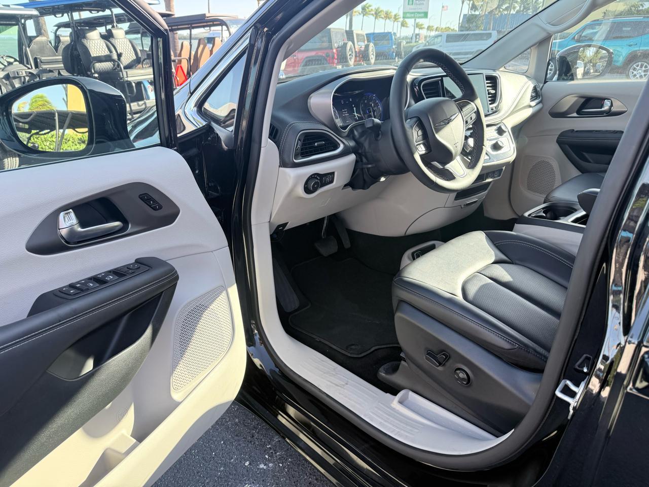 Chrysler Pacificatouring L Fwd - Thumbnail 4