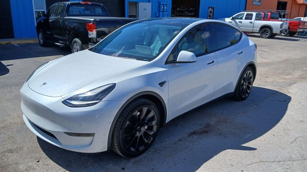 Tesla Model Y - Thumbnail 8