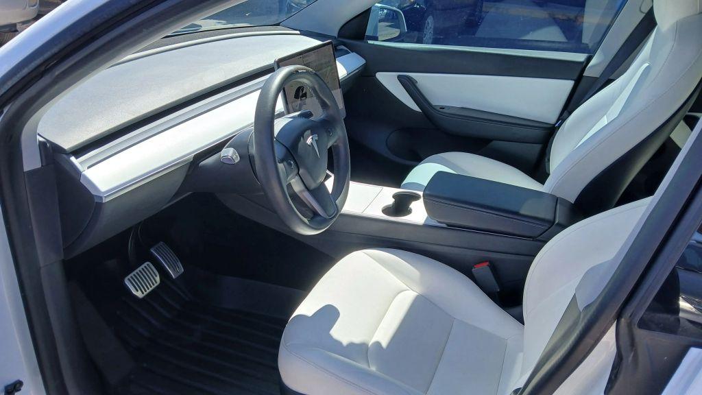 Tesla Model Y - Thumbnail 17