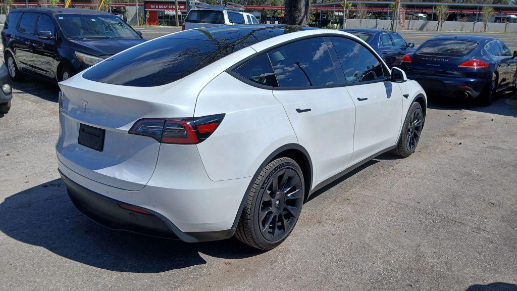 Tesla Model Y - Thumbnail 11