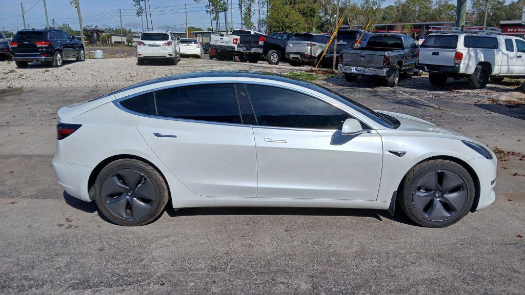Tesla Model 3 - Thumbnail 11