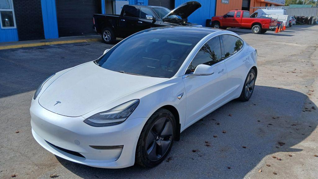 Tesla Model 3 - Thumbnail 7