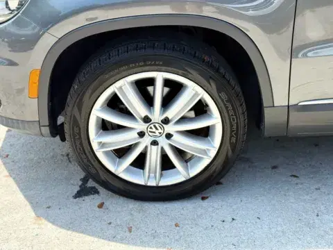 Volkswagen Tiguan 2.0T Se Sport Utility 4D - Thumbnail 4