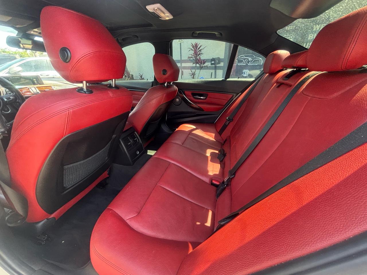 Bmw 3-Series - Thumbnail 2