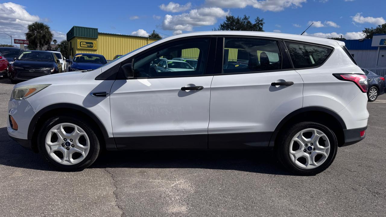 Ford Escapes Fwd - Thumbnail 2