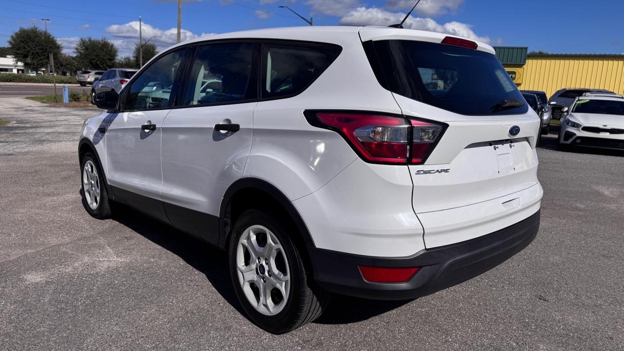 Ford Escapes Fwd - Thumbnail 3