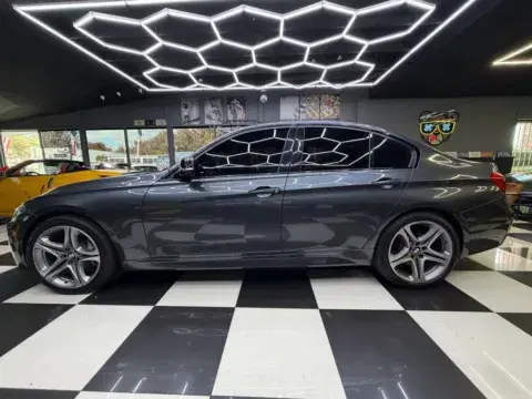 BMW 3 Series 330I Xdrive Sedan 4D - Thumbnail 3